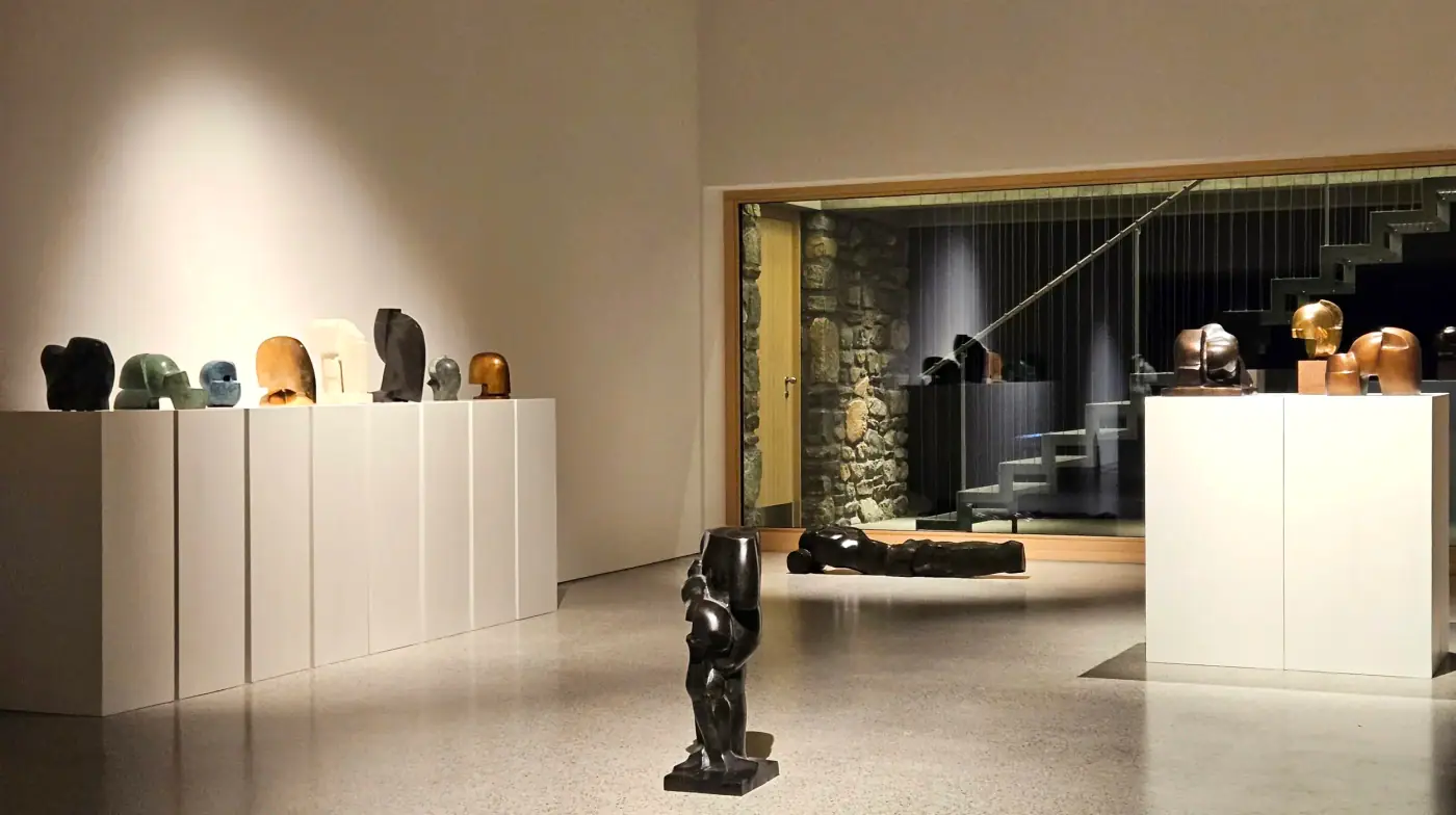 Galerieraum mit Köpfen aus Stein und Bronze auf weißen Sockeln